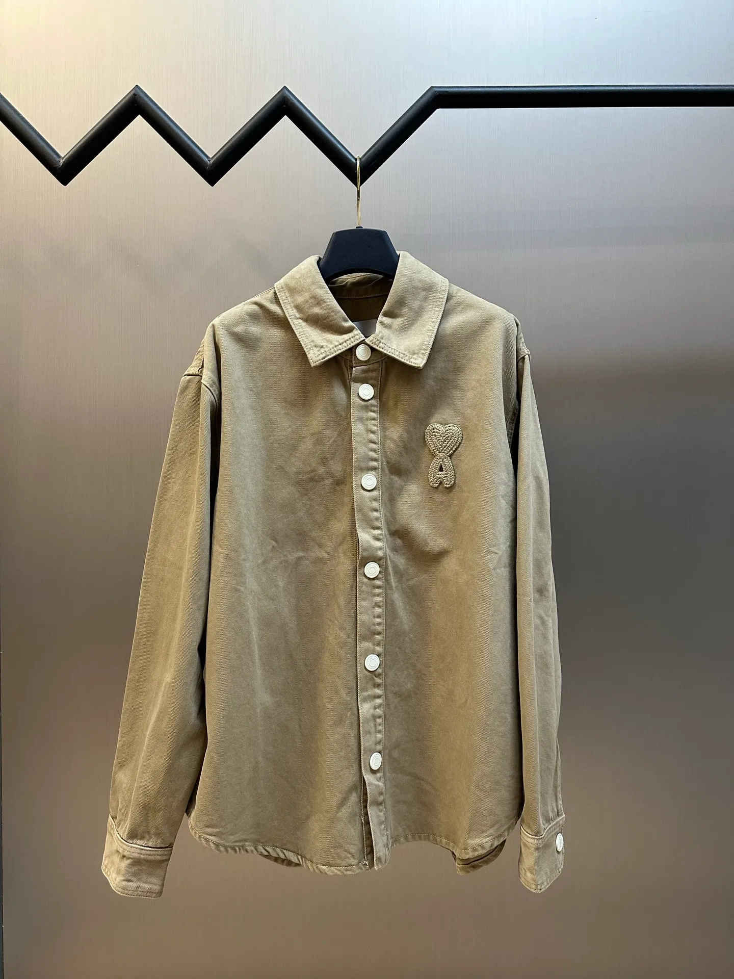 Ami's woven love denim jacket is made of custom-made gelatin soft-gloss combed cotton. The love logo is woven on the chest and is integrated into the body texture with fine stitching. It has its own Maison logo and a minimalist shirt silhouette with a stretch. Using imported machine embroidery seal technology, advanced computer control system and precision mechanical components, Ami weaves the love logo operation. Stone grinding, light fermentation + pulling, bleaching and softening. The mutual friction between the pumice stone and the clothes will cause wear and fading effects on the surface of the denim. Through the combination of pulling and bleaching, the clothes will produce a certain texture and stretching effect while bleaching. Stir-fried snowball Stir-fried salt Specially prepare the corresponding solution, add a certain amount of dye, soak the denim material in it to absorb the solvent, then scrub it and dry it to further fade and oxidize size: s m l xl